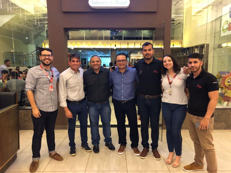 Equipe do Shopping Garden com Jeziel Pereira na inauguração da Cachaçaria Água Doce.