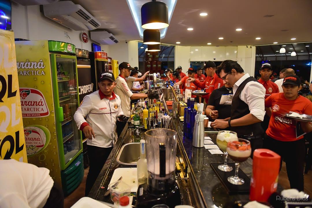Bar interno operando em noite lotada
