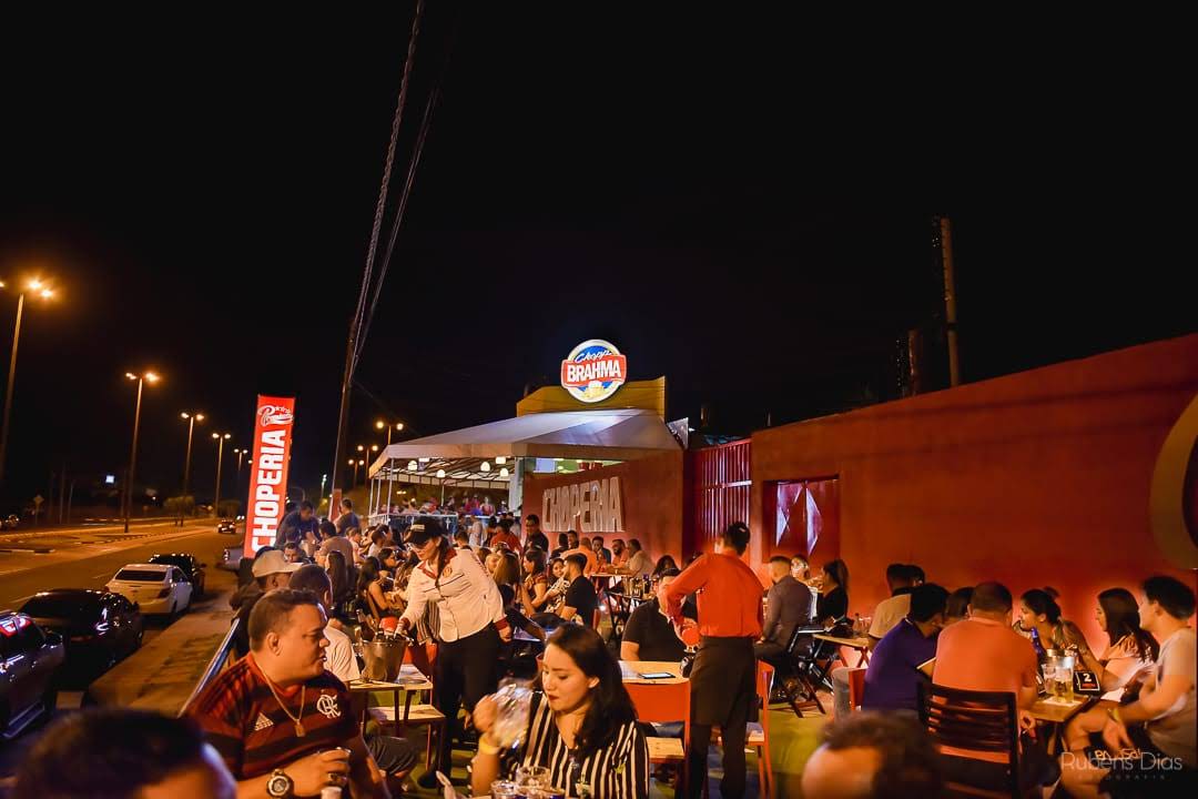 Área externa cheia, vista ampla