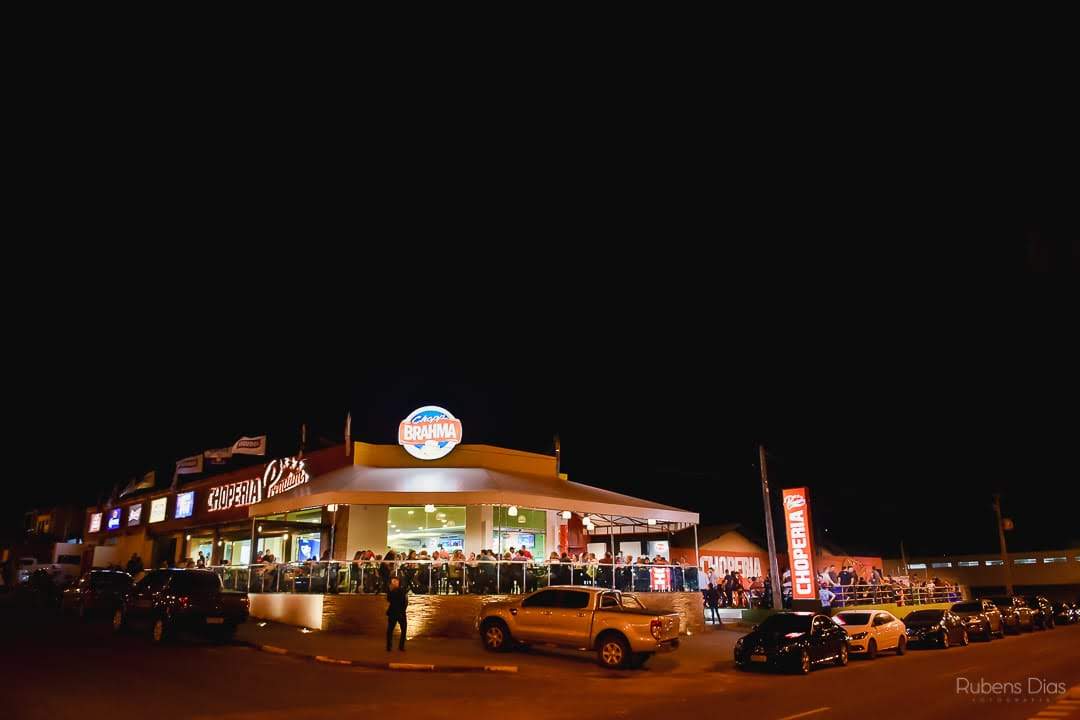 Fachada completa da Choperia Premium com movimento na rua