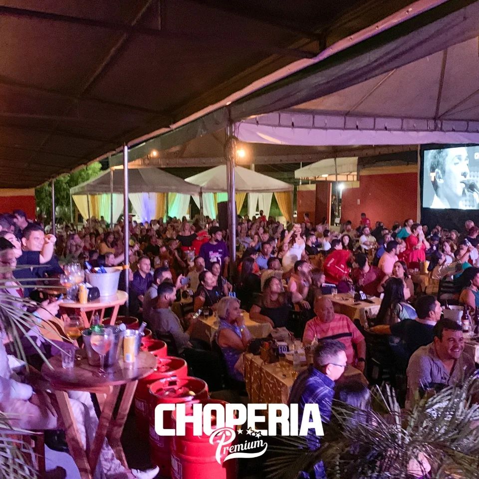 Salão interno lotado em noite de show